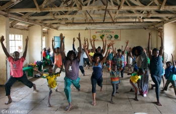 http://www.rickymonti.net/files/gimgs/th-15_Lezione di yoga al Centro sociale di Kariobangi_Nairobi.jpg